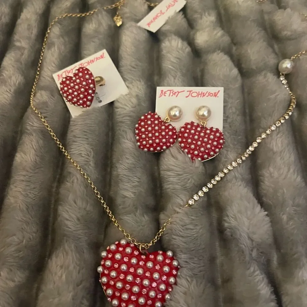 Four piece, Betsey Johnson, XOXO heart Valentine’s kitsch statement jewelry set
